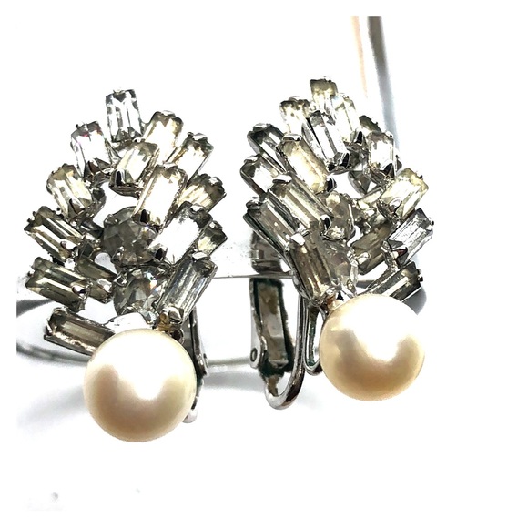 Vintage Jewelry - VTG Beautiful Sparkling Clip-ons